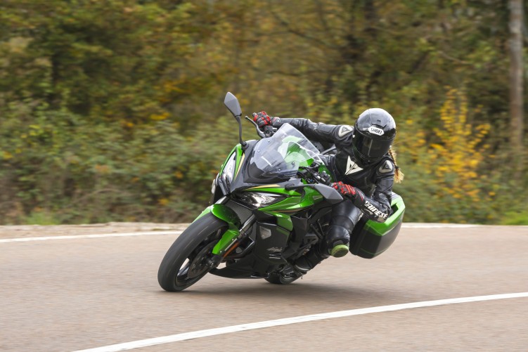 Kawasaki Ninja 1100 SX w zakrecie